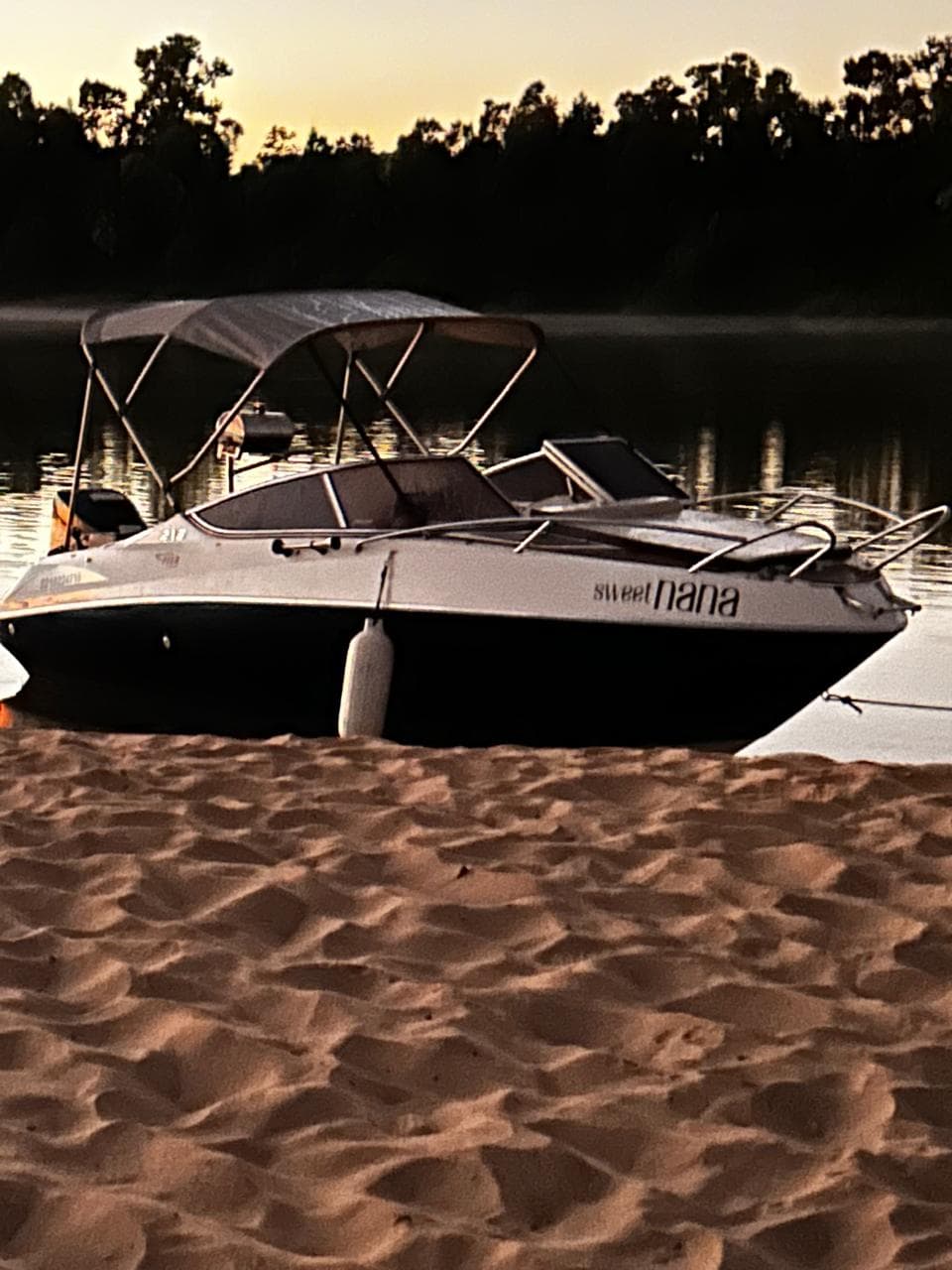 Lancha Ventura muito nova