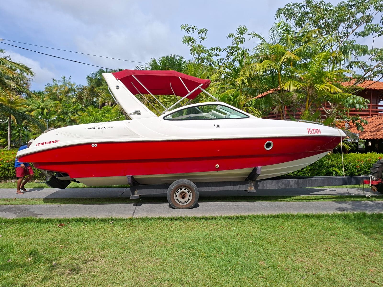 lancha coral 27 , motor 260 mercruiser ,motor de centro rabeta bravo,banheiro, quarto , som, excelente barco , horas 155 , proa aberta