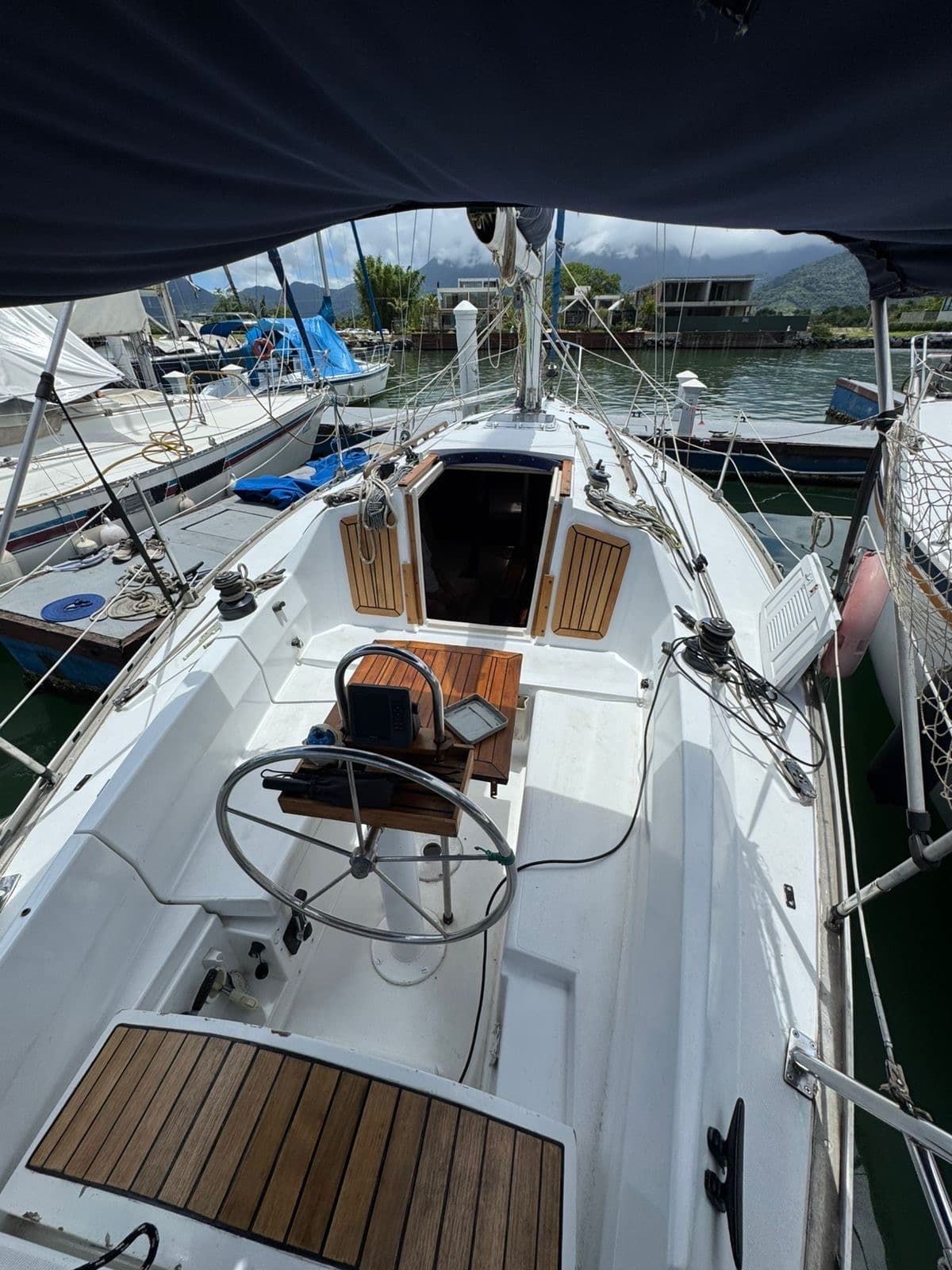 Veleiro Cal 9.2 roda de leme e motor yanmar